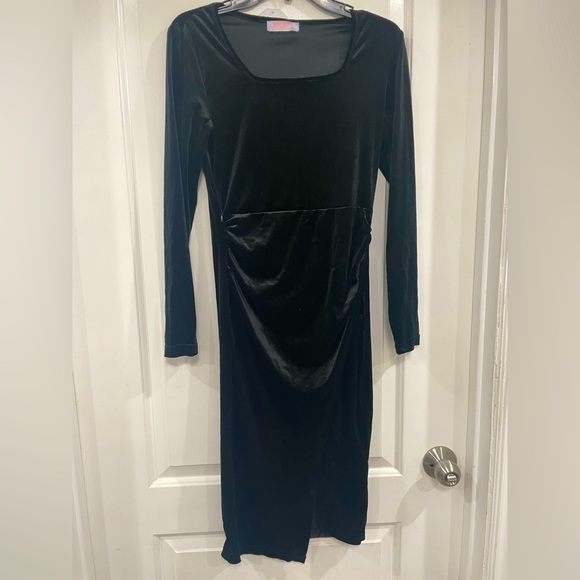 Dresses & Skirts - New with tag, classy velvet dress !